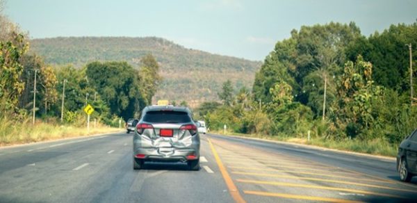 Auto pirata sulla strada